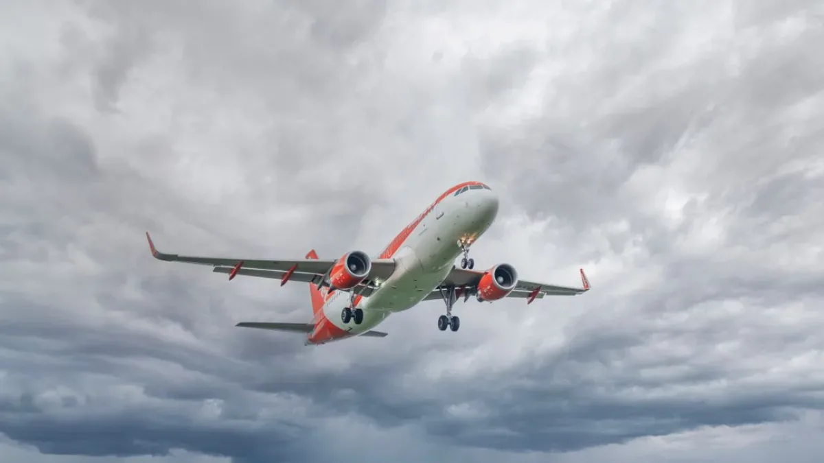 Emirates uçağı İstanbul'a acil iniş yaptı, yolcu rahatsızlandı
